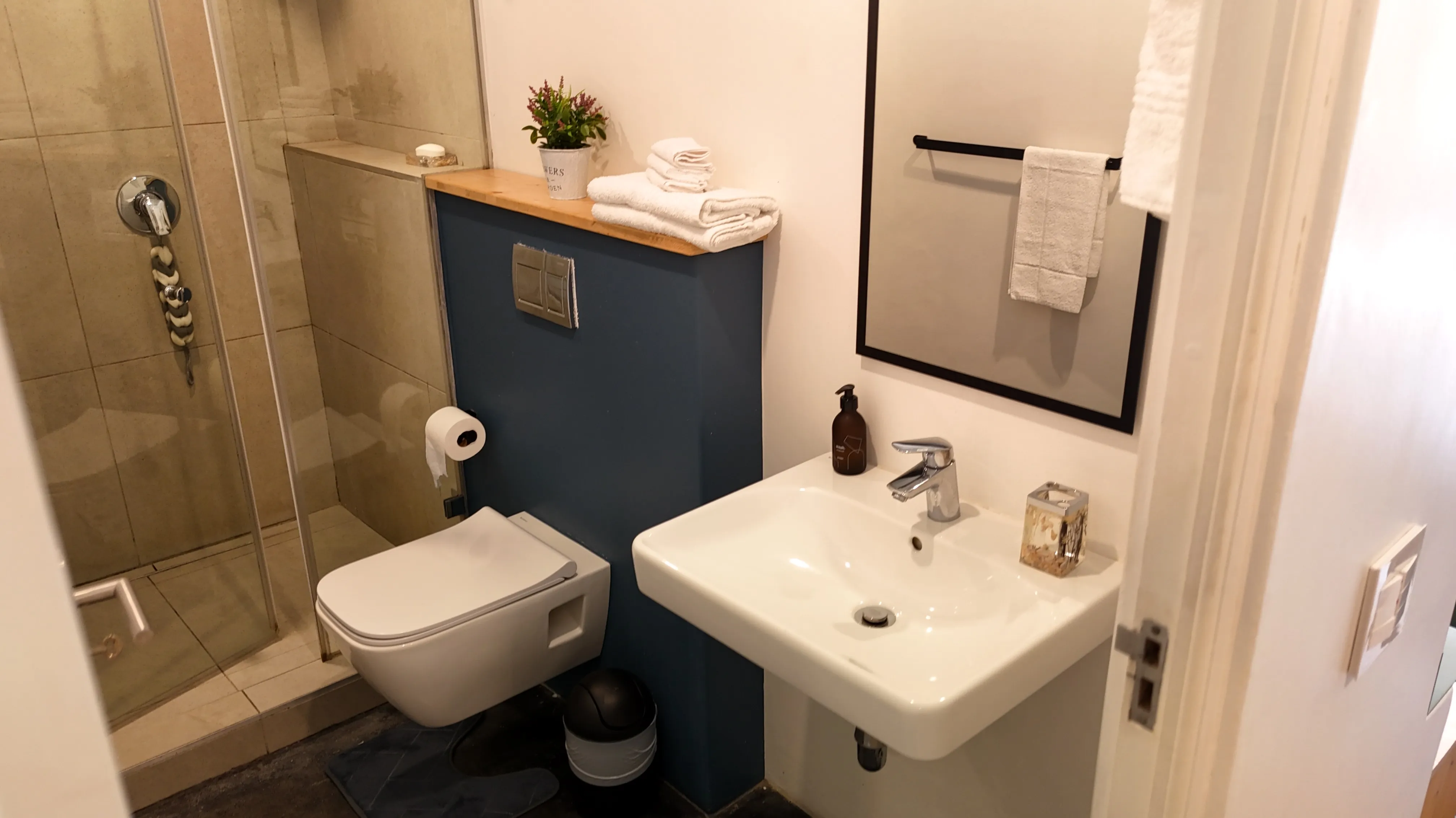 Casa de banho moderna com chuveiro de parede