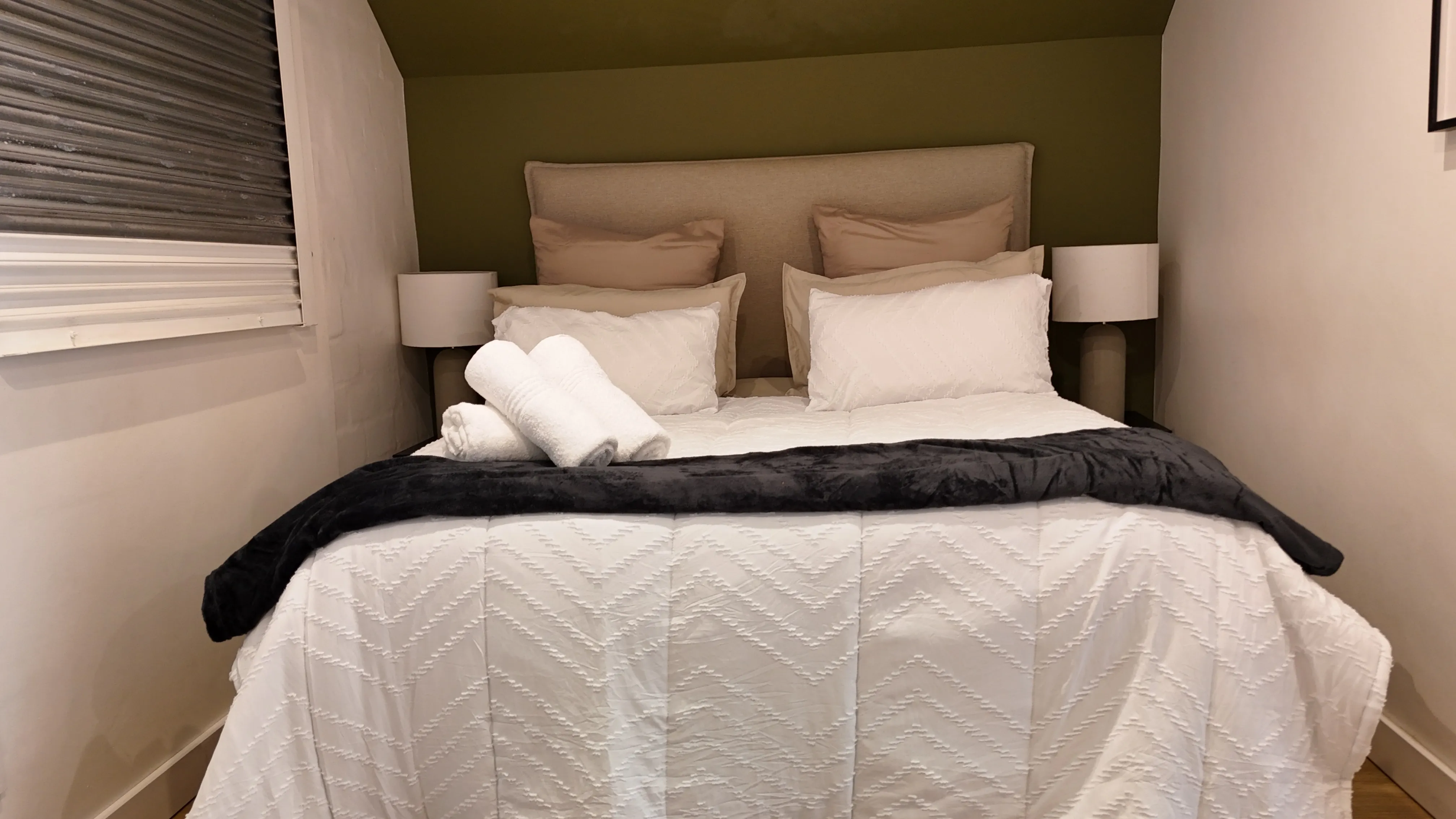 Cama de casal confortável com roupa de cama fresca