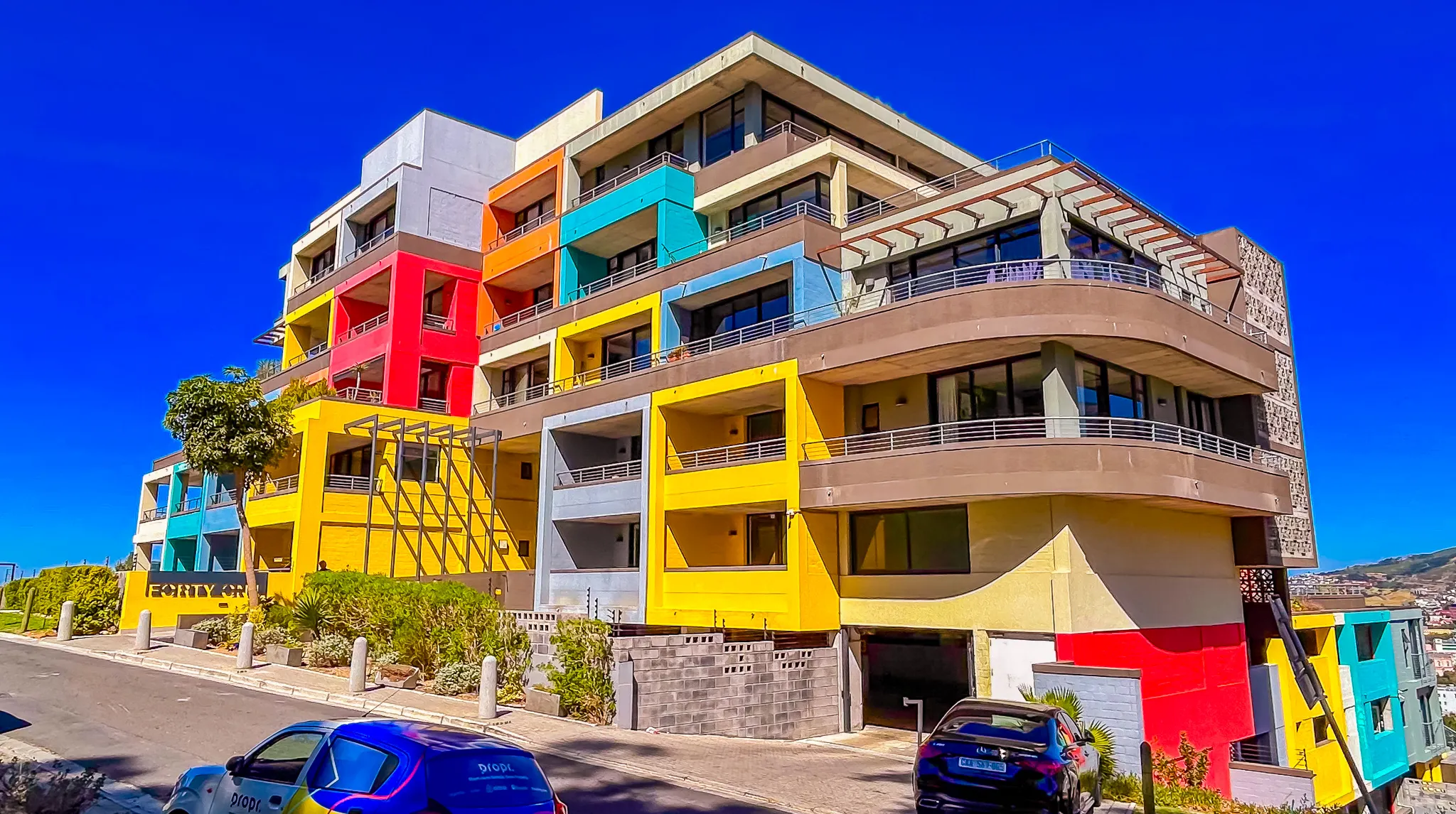 Edifício FORTYonL colorido visto da rua