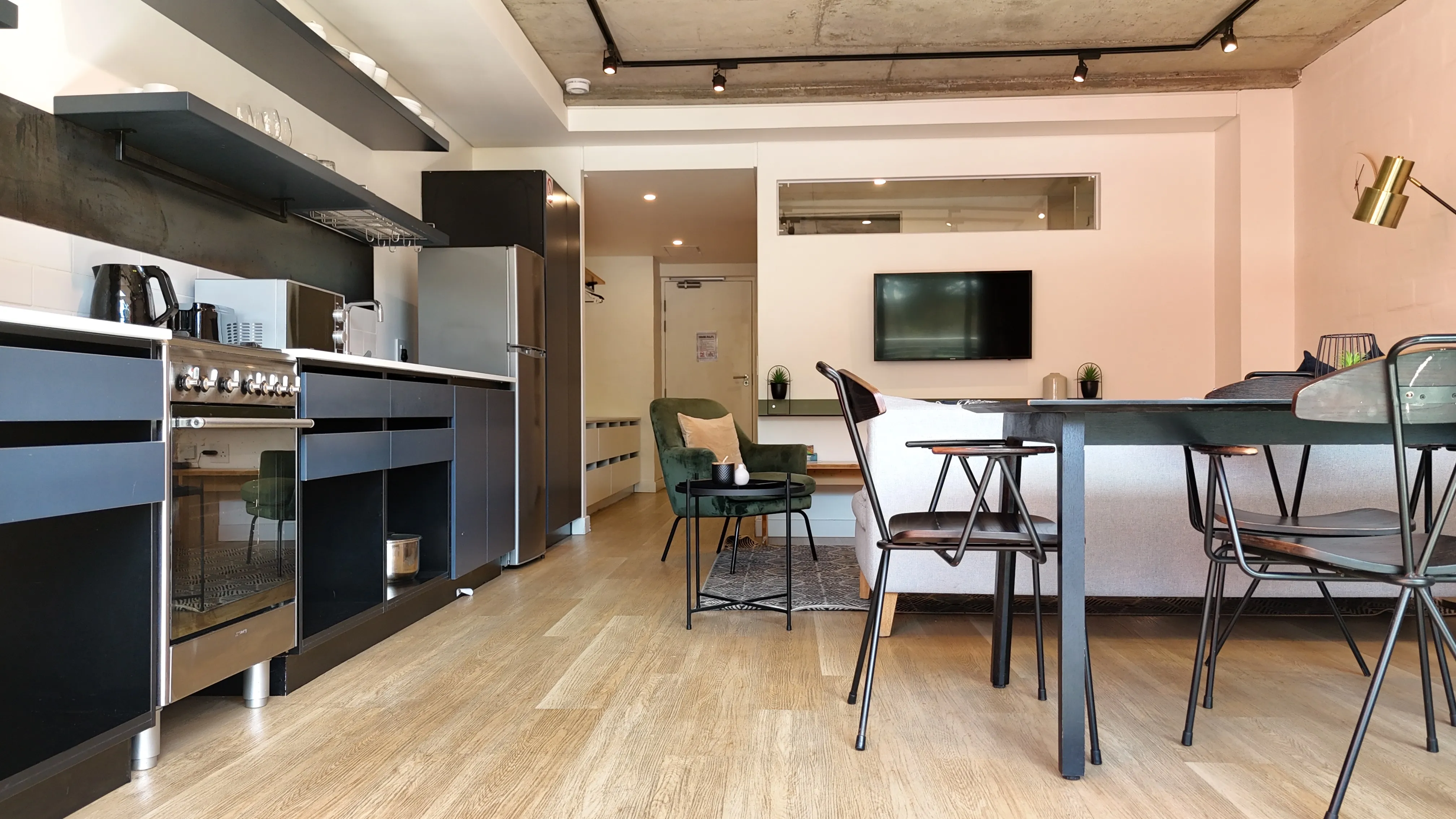 Cozinha moderna totalmente equipada com fogão a gás e forno